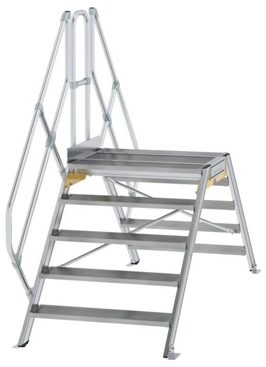 Trojdielný rebrík s piatimi stupňami a širokou kovovou plošinou, vhodný pre priemyselné aplikácie alebo skladové priestory.
