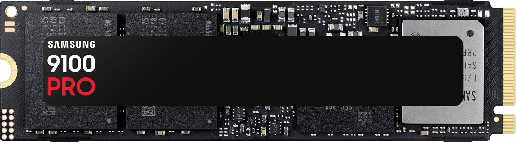 Samsung 9100 PRO SSD zblízka, zobrazuje elektronické komponenty na čiernej doske plošných spojov.