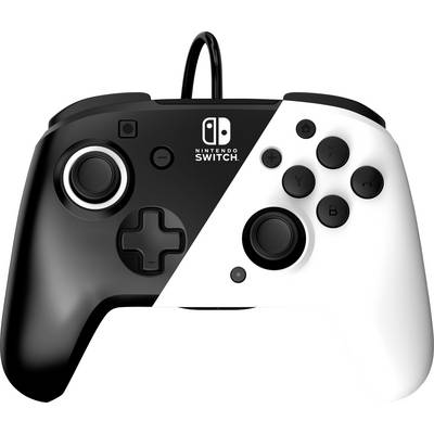 Čierno-biely Nintendo Switch ovládač s káblom, ktorý zobrazuje herné tlačidlá a smerový kríž.