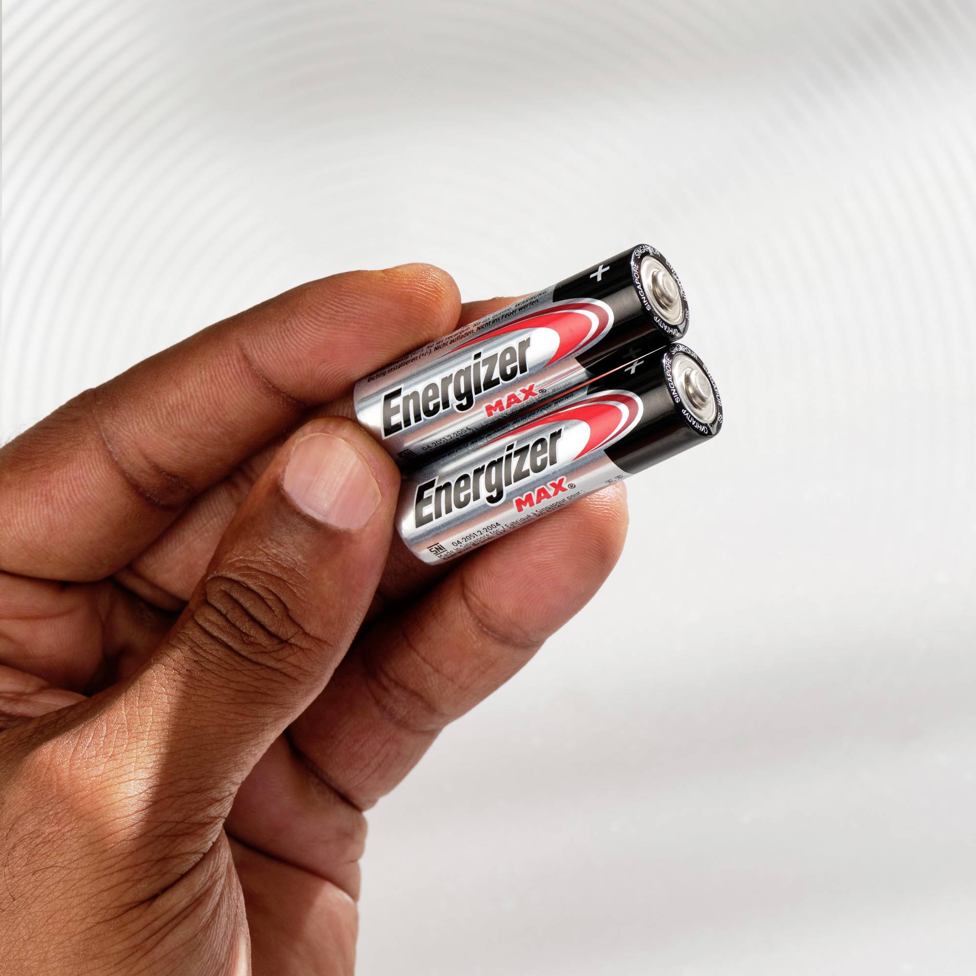Dve batérie AA sa držia v ruke. Sú označené nápisom "Energizer Max".