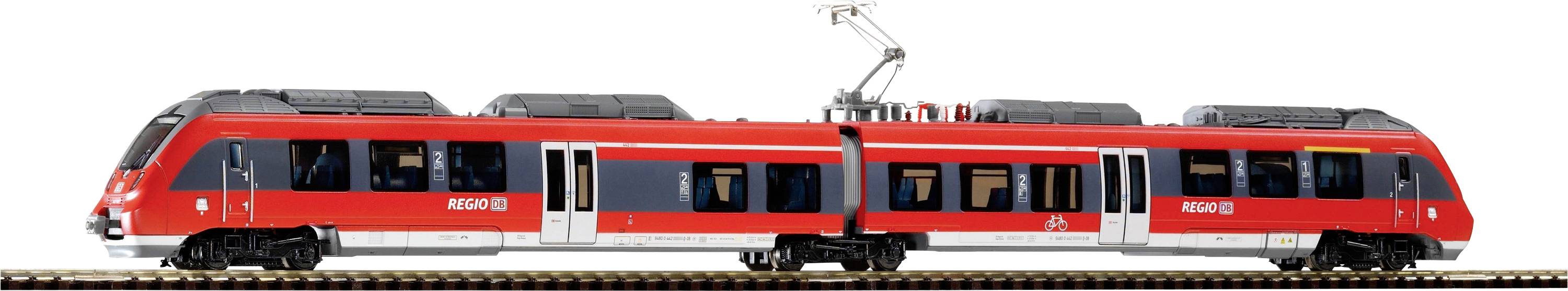 Červený regionálny vlak s niekoľkými vozňami jazdí po železničnej trati. Nad vlakom sa nachádza elektrický zberač pre trakčné vedenie.