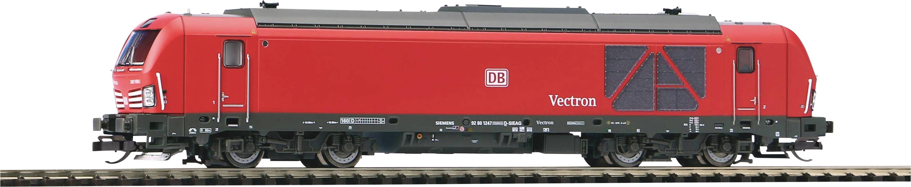 Červená lokomotíva DB s nápisom 'Vectron' na koľajniciach.