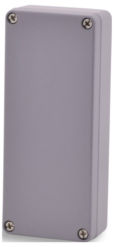Šedý obdĺžnikový elektronický kryt so štyrmi skrutkami v rohoch, často používaný pre technické aplikácie alebo ochranu zariadení.