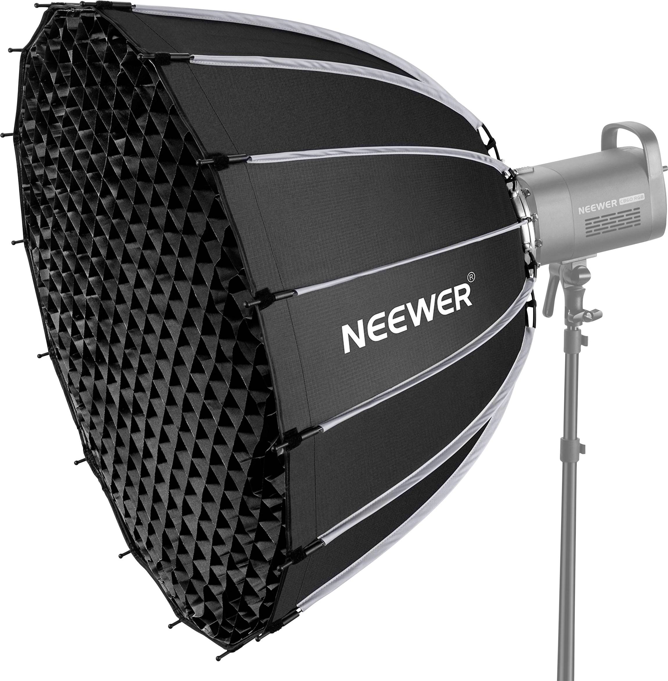Čierna štúdiová softbox lampa značky Neewer s mriežkou, namontovaná na statíve, poskytuje smerované a mäkké svetlo pre fotografické snímky.
