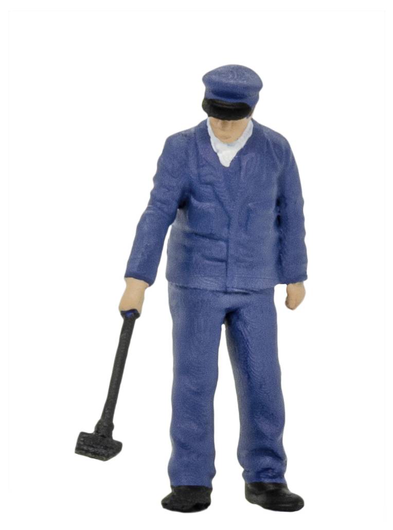 Miniatúrna figúrka robotníka v modrej uniforme, ktorý drží ťažké kladivo v pravej ruke.