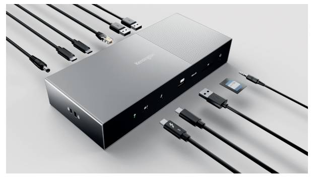 Čierna dokovacia stanica s viacerými pripojovacie káblami: USB, HDMI, Ethernet a audio zásuvky. SD karta a adaptér sú tiež viditeľné.