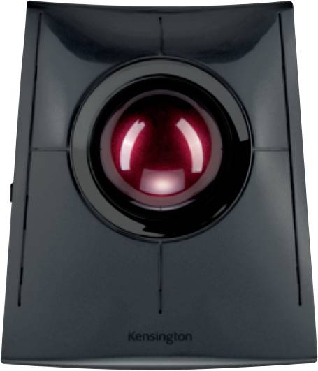 Čierny trackball s červenou guľou uprostred; ergonomické vstupné zariadenie pre počítač s nápisom 'Kensington'.