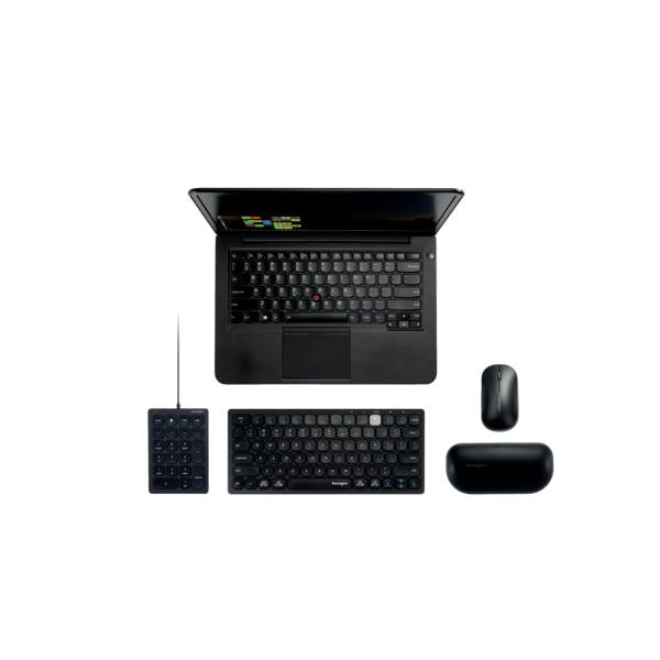 Laptop s otvorenou obrazovkou, externá numerická klávesnica a klávesnica spolu s bezdrôtovou myšou v usporiadanom rozložení.