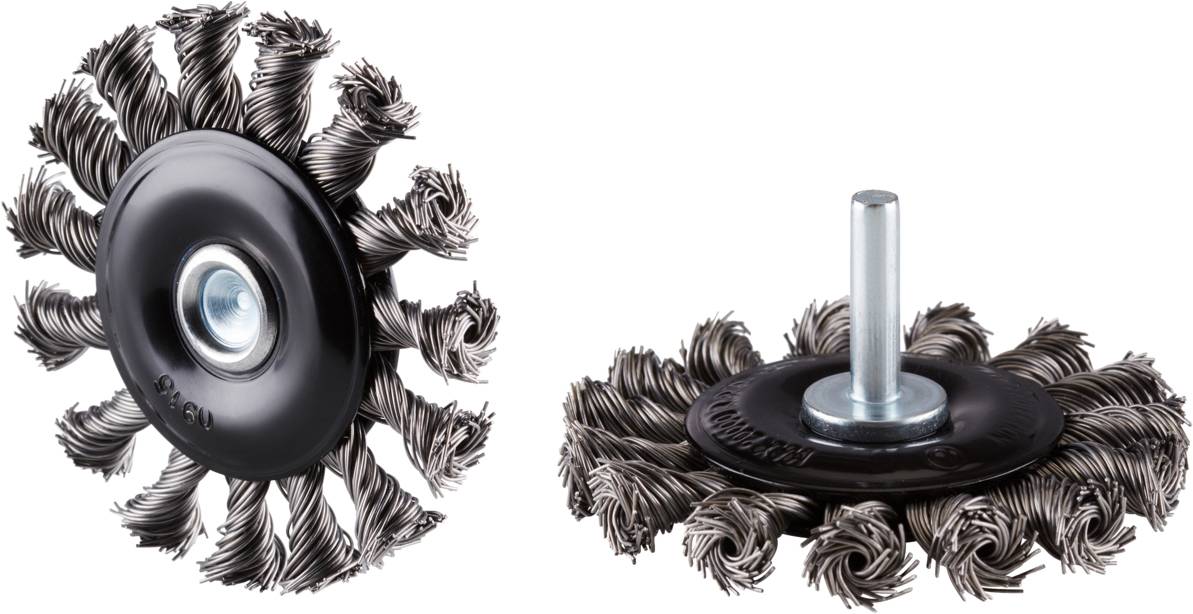 Dva oceľové drôtené kefovacie nástavce so skrútenými štetinami, jeden s tŕňom a jeden bez, určené pre vŕtačky alebo uhlové brúsky.