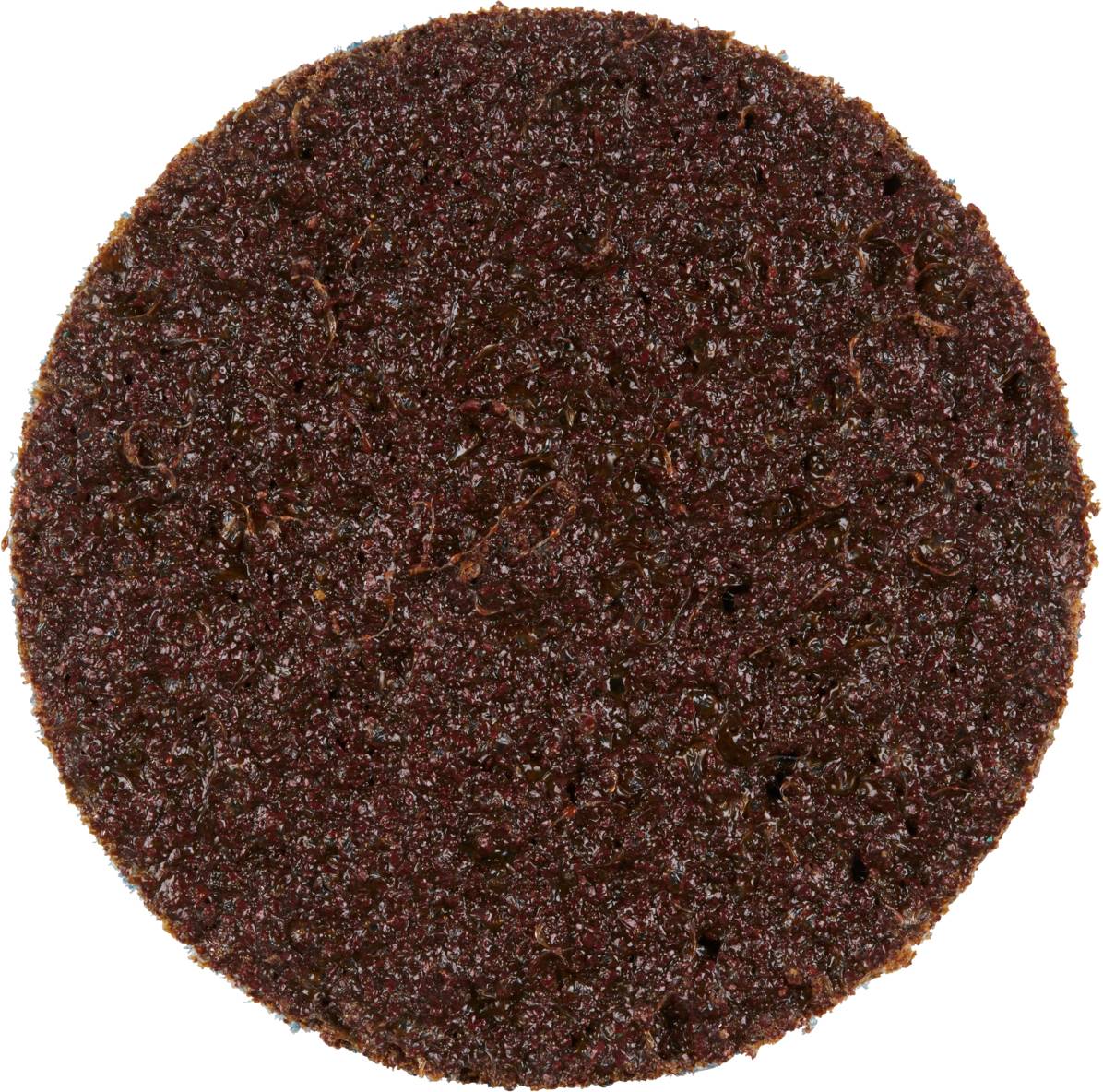 Detailný záber červenohnedého semena mučenky s drsnou, zrnitou štruktúrou.