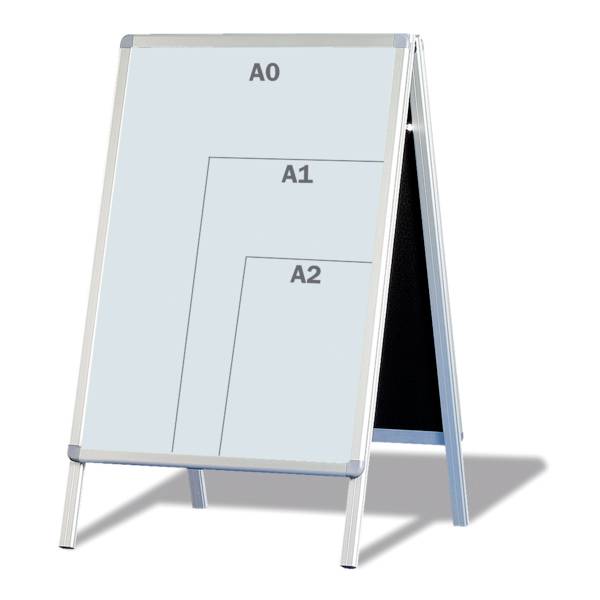Sklápateľný plagátový displej zobrazuje formáty A0, A1 a A2 na jednom liste, aby ilustroval rozdiely vo veľkosti.