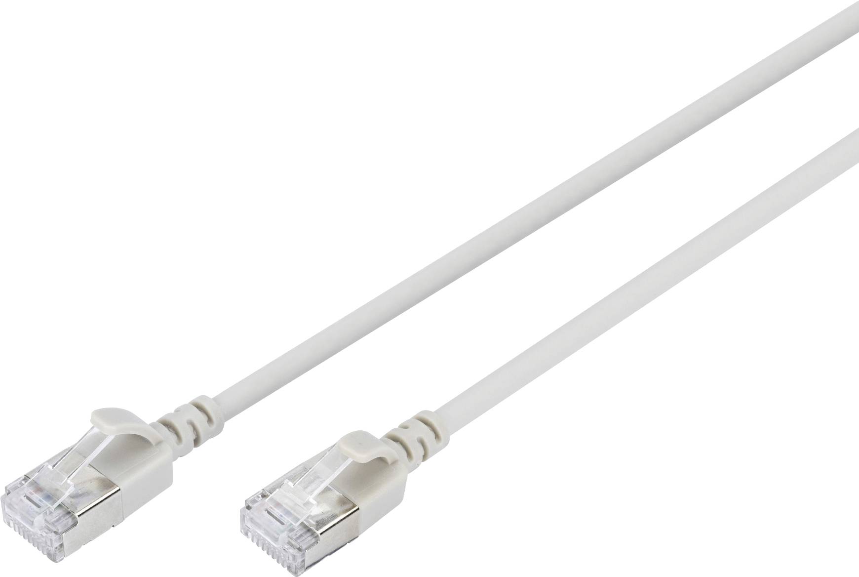 Dva biele ethernetové káble so zástrčkami na koncoch, ležiace na neutrálnom pozadí.