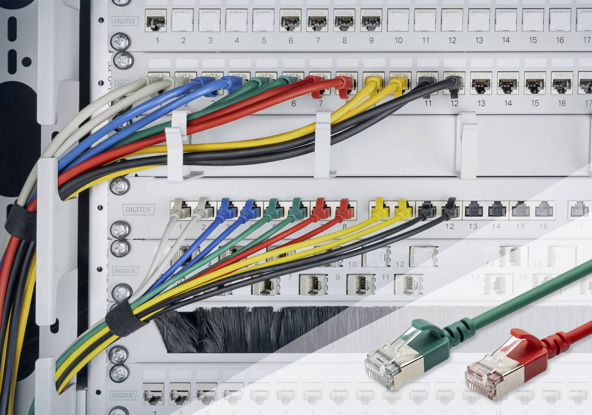 Sieťový rozvádzač prepojený farebnými káblami, zobrazuje jasnú organizáciu pripojení. Dva ethernetové konektory v spodnej pravej časti.