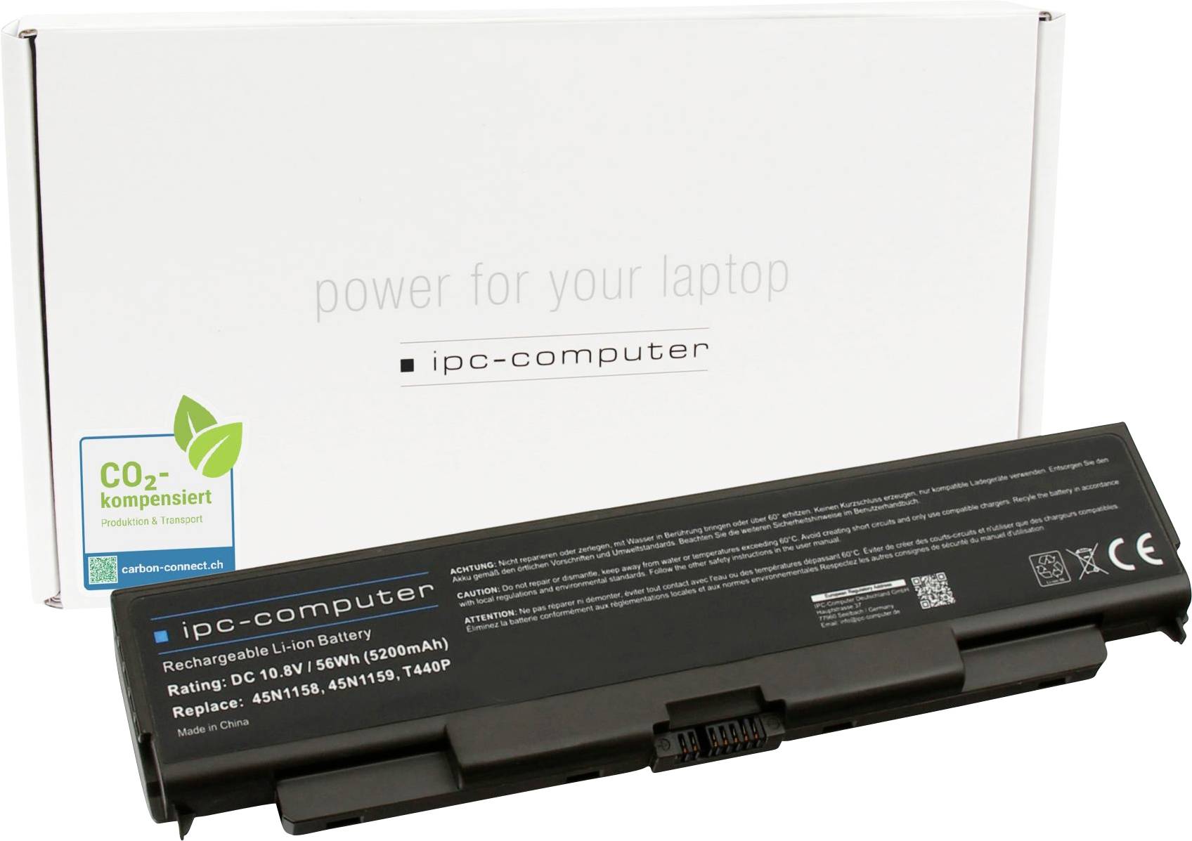 Obdĺžniková batéria pre notebook od 'ipc-computer' umiestnená pred obalom s nápisom 'energia pre váš notebook'. Obsahuje pečať kompenzácie CO2.