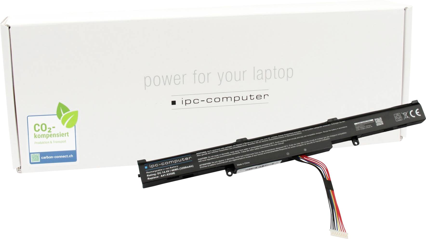 Batéria notebooku od IPC-Computer pred bielym kartónom so zelenou nálepkou CO2 kompenzácie. Text na kartóne: 'energia pre váš notebook'.