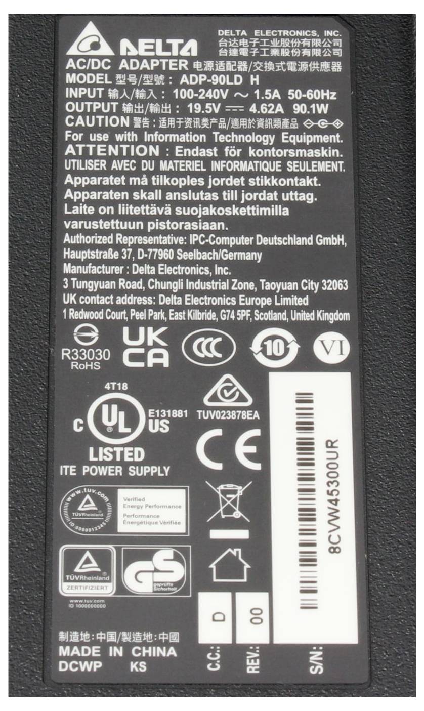 Štítok AC/DC adaptéra s technickými údajmi:<br><br>Model: <br>Vstup: <br>Výstup: <br>Miesto výroby: <br>Bezpečnostné certifikácie: