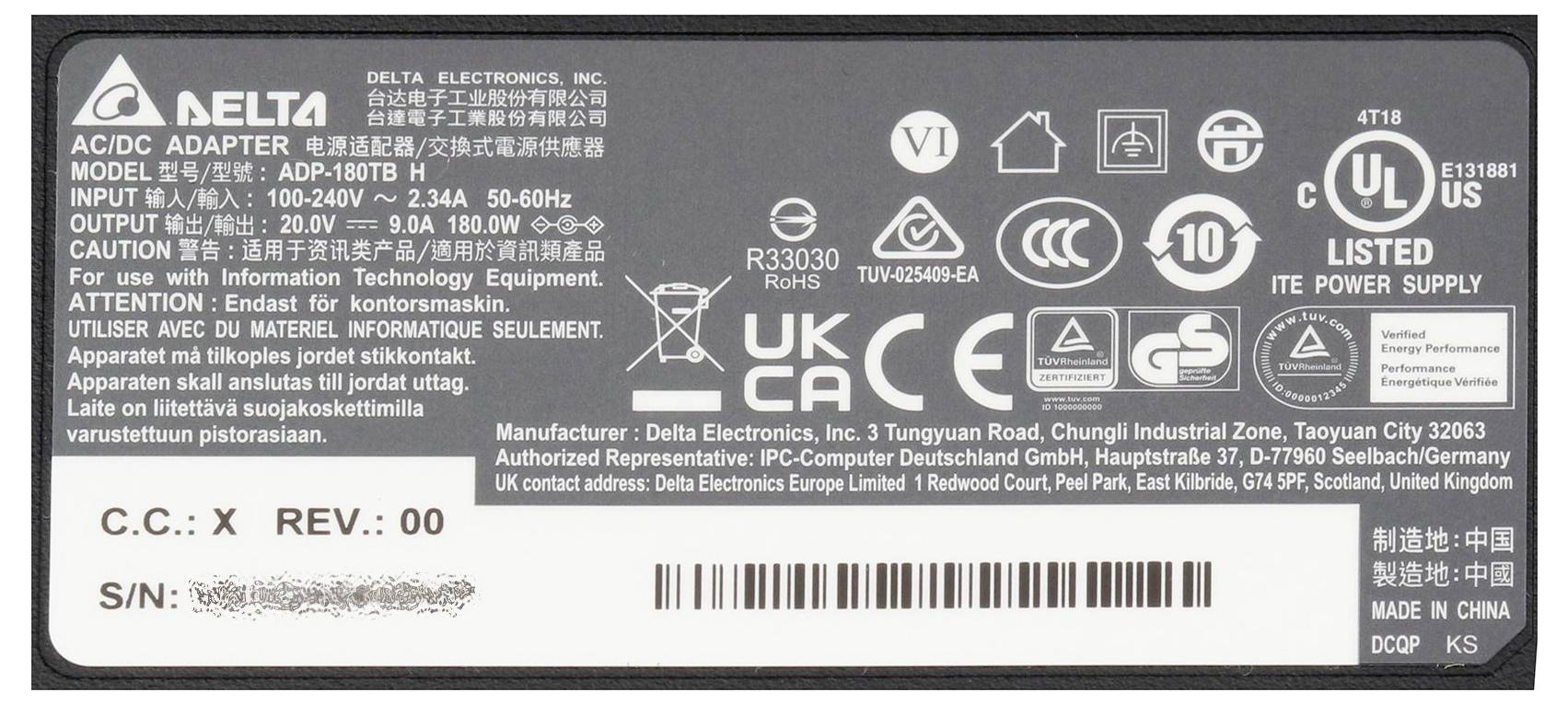 Štítok na napájacom zdroji od spoločnosti Delta Electronics, Inc., ktorý obsahuje technické špecifikácie a bezpečnostné certifikácie.