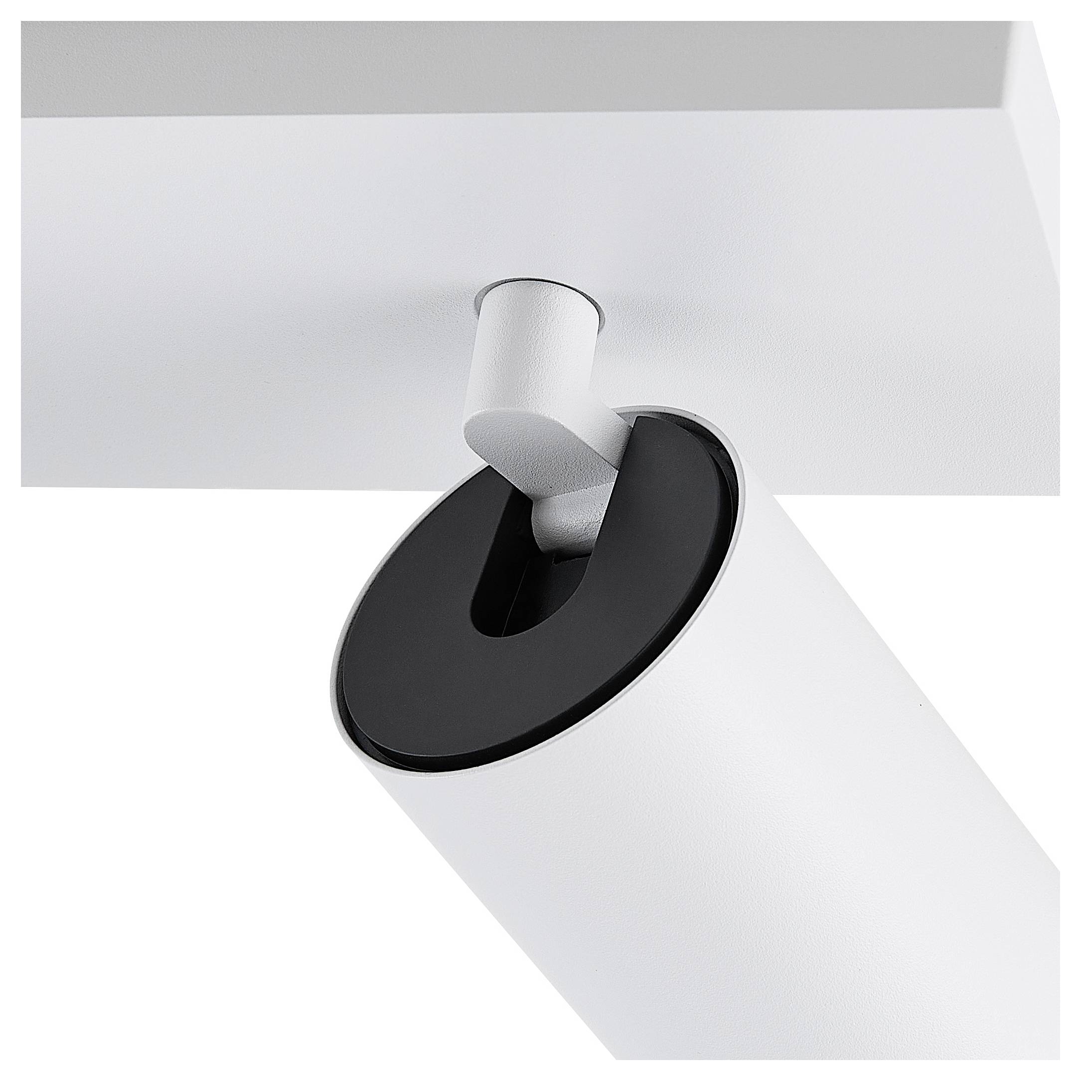 Moderná, biela stropná lampa z kovu. Má valcovitý dizajn s čiernym akcentom na uchytení.