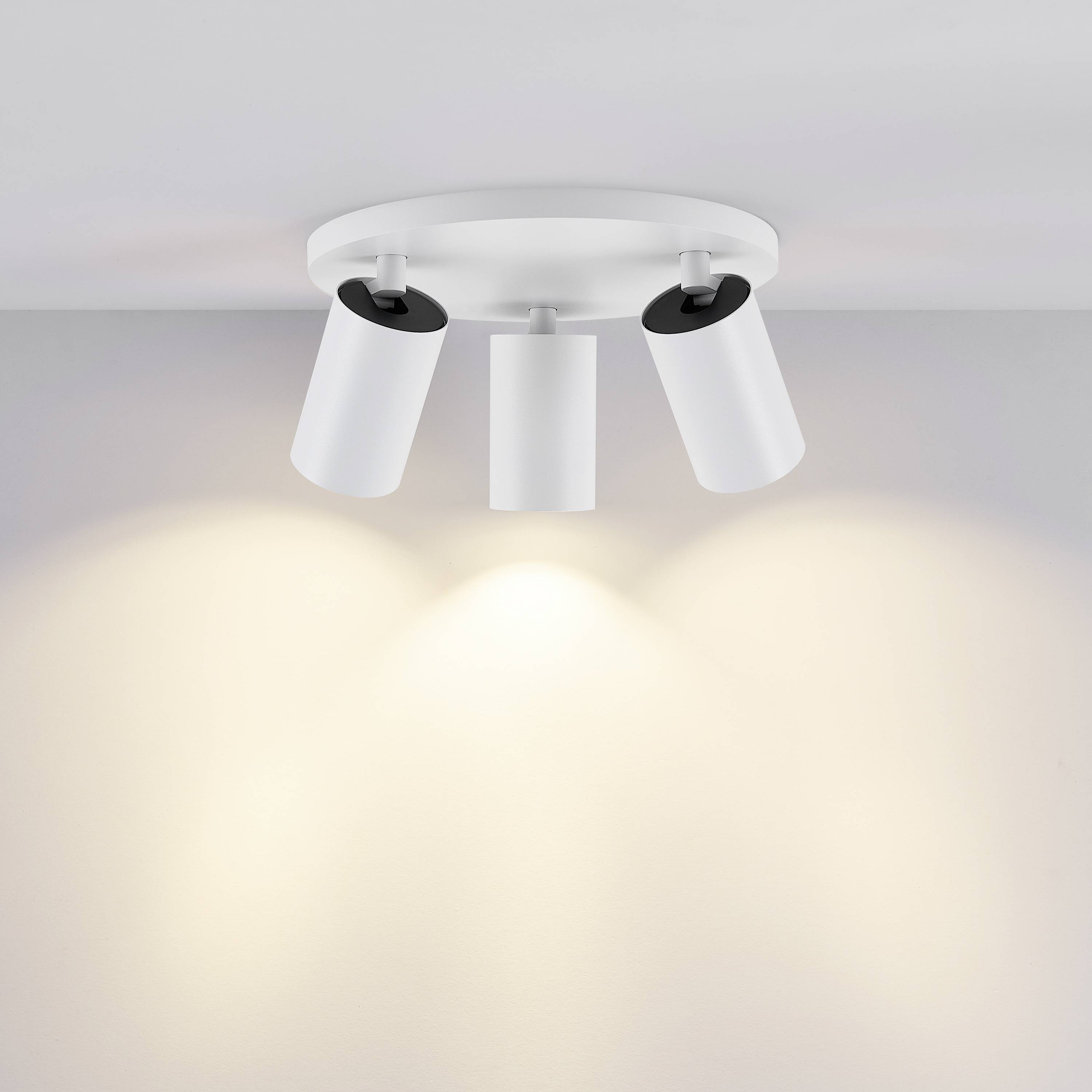 Trojramenný stropný reflektor v modernej bielej farbe osvetľuje priestor. Tri nastaviteľné bodové svetlá vytvárajú smerované, teplé svetlo.
