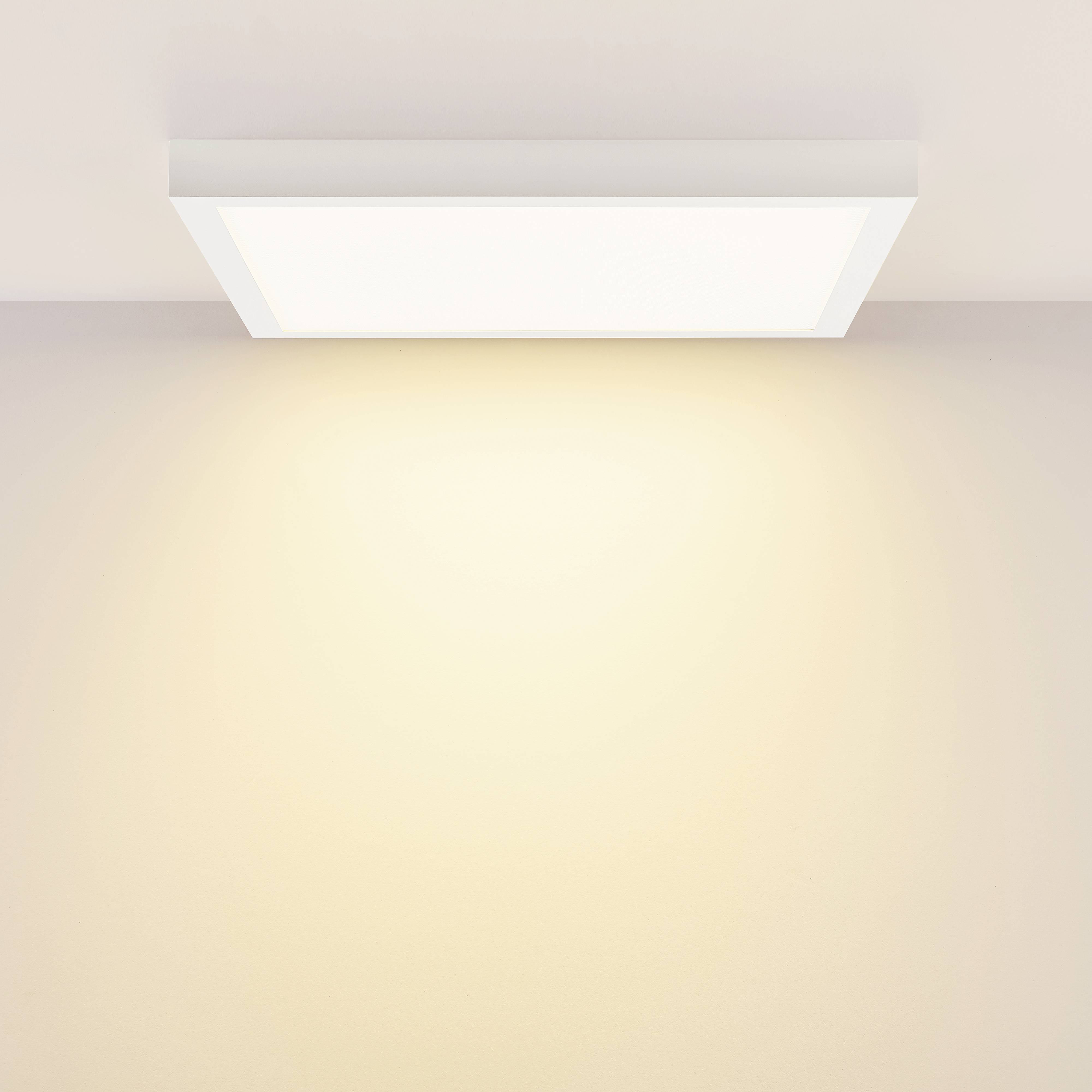 Stropné svietidlo Hello s obdĺžnikovým bielym rámom vyžaruje teplé svetlo.