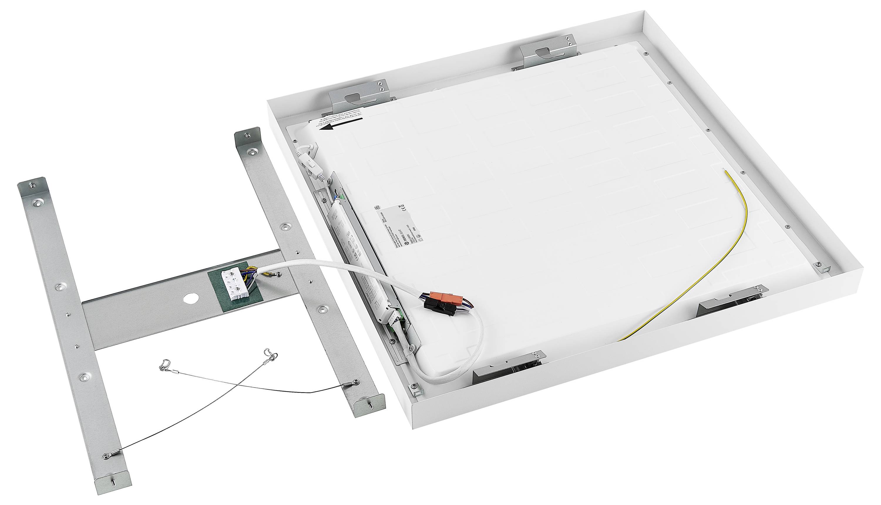 Biele LED panelové svietidlo je namontované na držiaku. Káble a prípojky sú viditeľné. Panel je štvorcový a plochý.