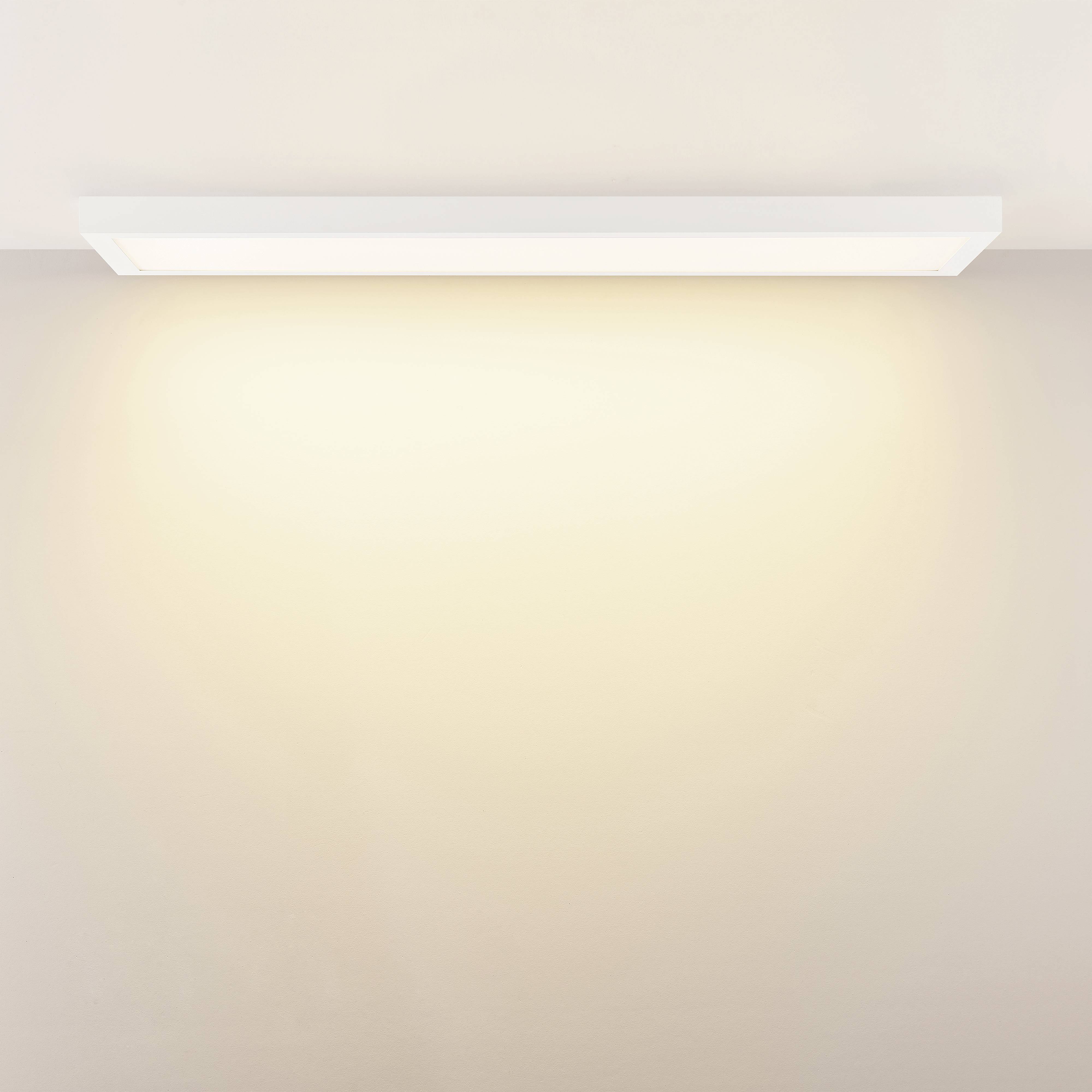 Žiariace stropné svietidlo v minimalistickom priestore, ktoré vyžaruje mäkké, teplé svetlo smerom nadol.