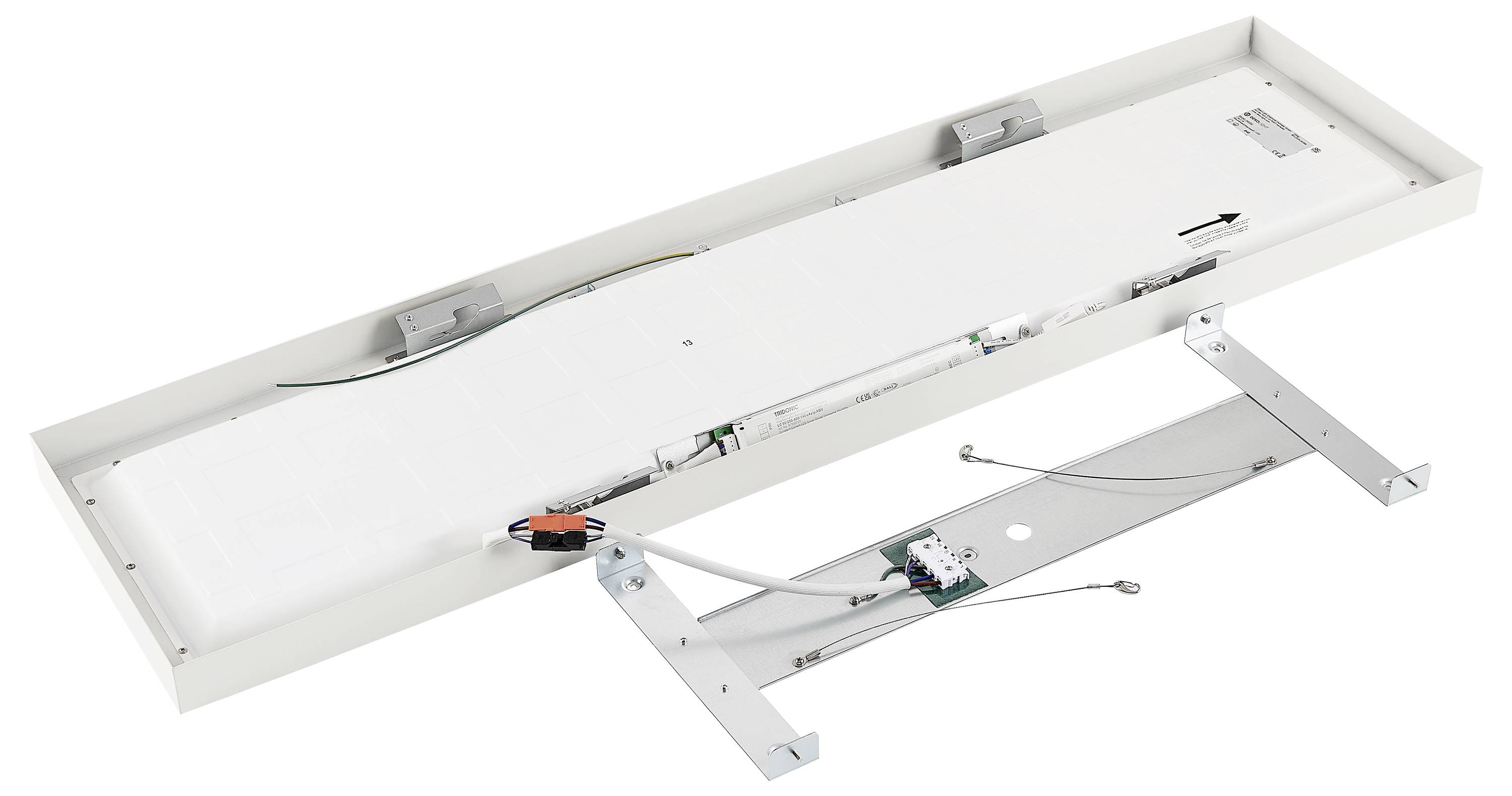 Zapustené svietidlo bez krytu, obdĺžnikového tvaru a bielej farby, s viditeľným elektrickým vedením a upevňovacími prvkami na kovovom ráme.