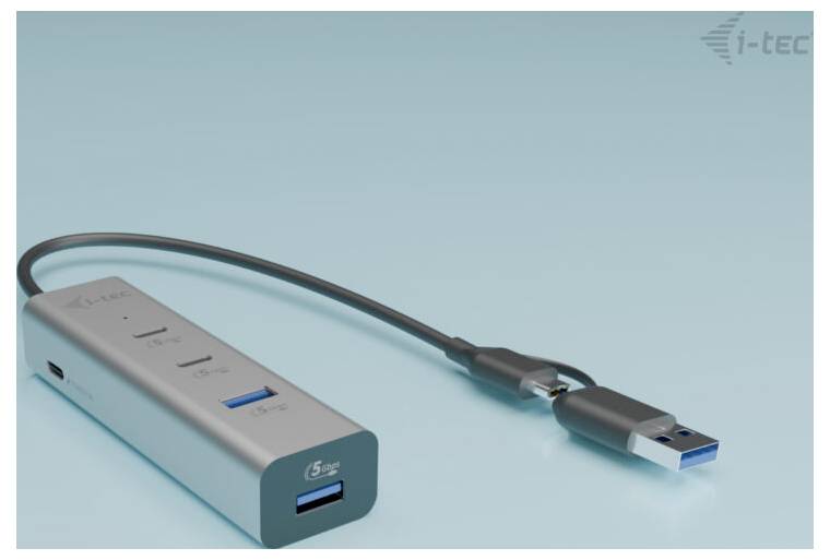 USB-C na USB 3.0 adaptér pripojený káblom. Tri USB porty na hornej strane, ďalší port na boku adaptéra.