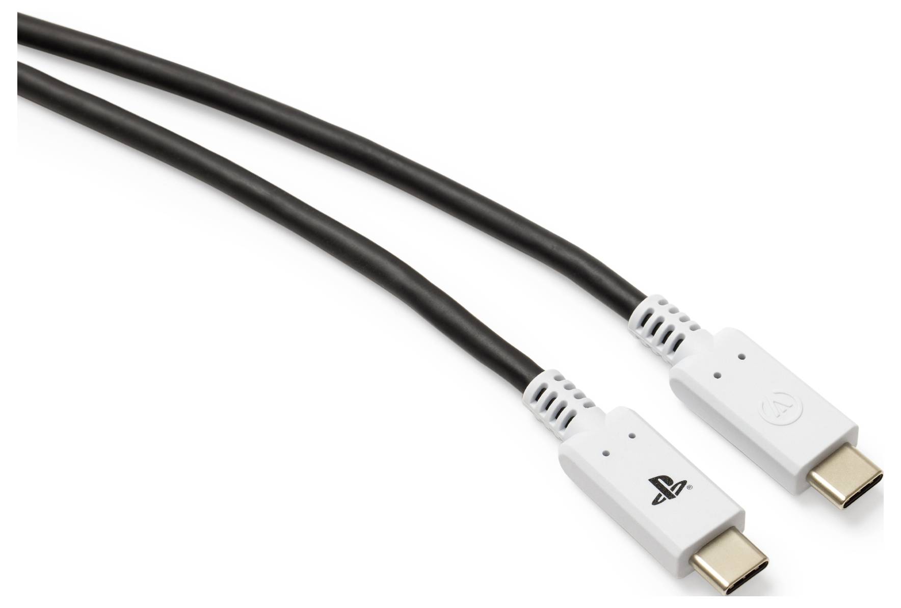 Dva čierne USB-C káble s bielymi koncovkami, ktoré nesú logo PlayStation.