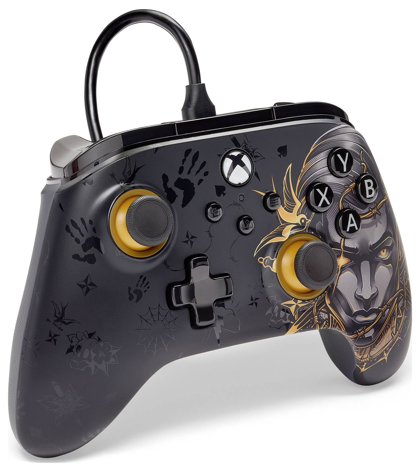 Čierny Xbox ovládač s oranžovými joystickmi. Ozdobený umeleckým motívom tváre a odtlačkami rúk. Typický pre nadšencov hier.