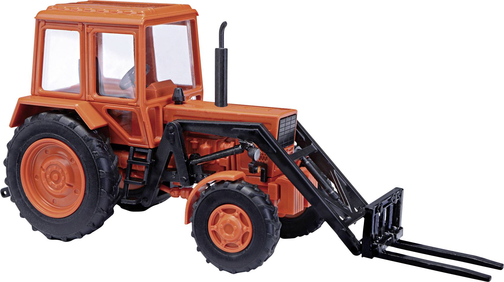 Oranžový detský traktor s vidlicovou nástavbou, vhodný na zdvíhanie malých predmetov v poľnohospodárskom prostredí.