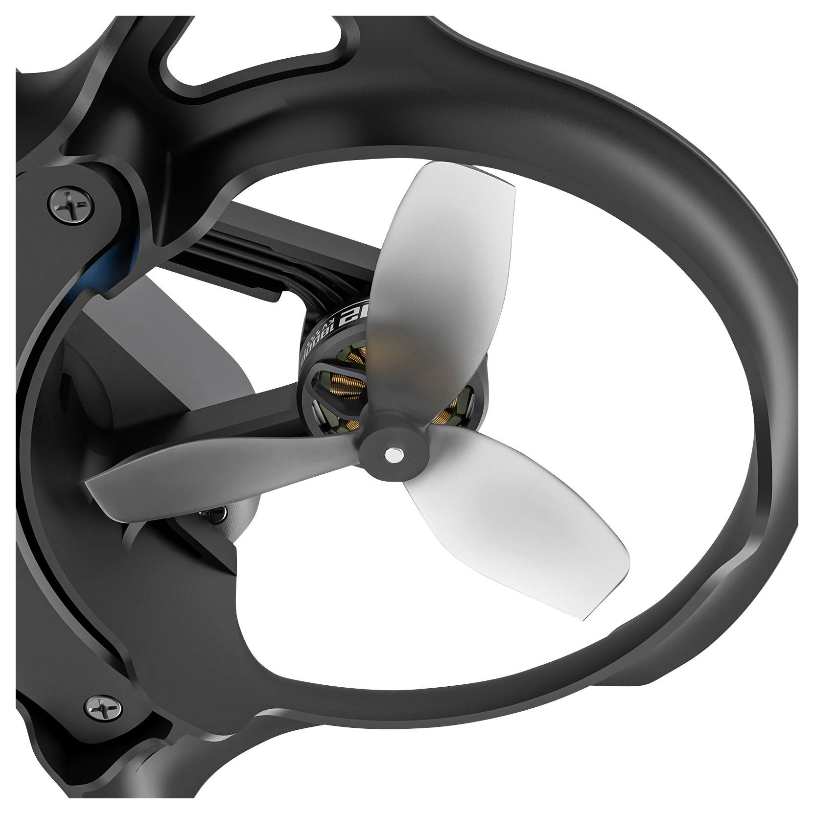 Detailný záber malého drónového motora s tromi vrtuľovými listami uzavretými v ochrannom kryte, zvýrazňujúci mechanické detaily.