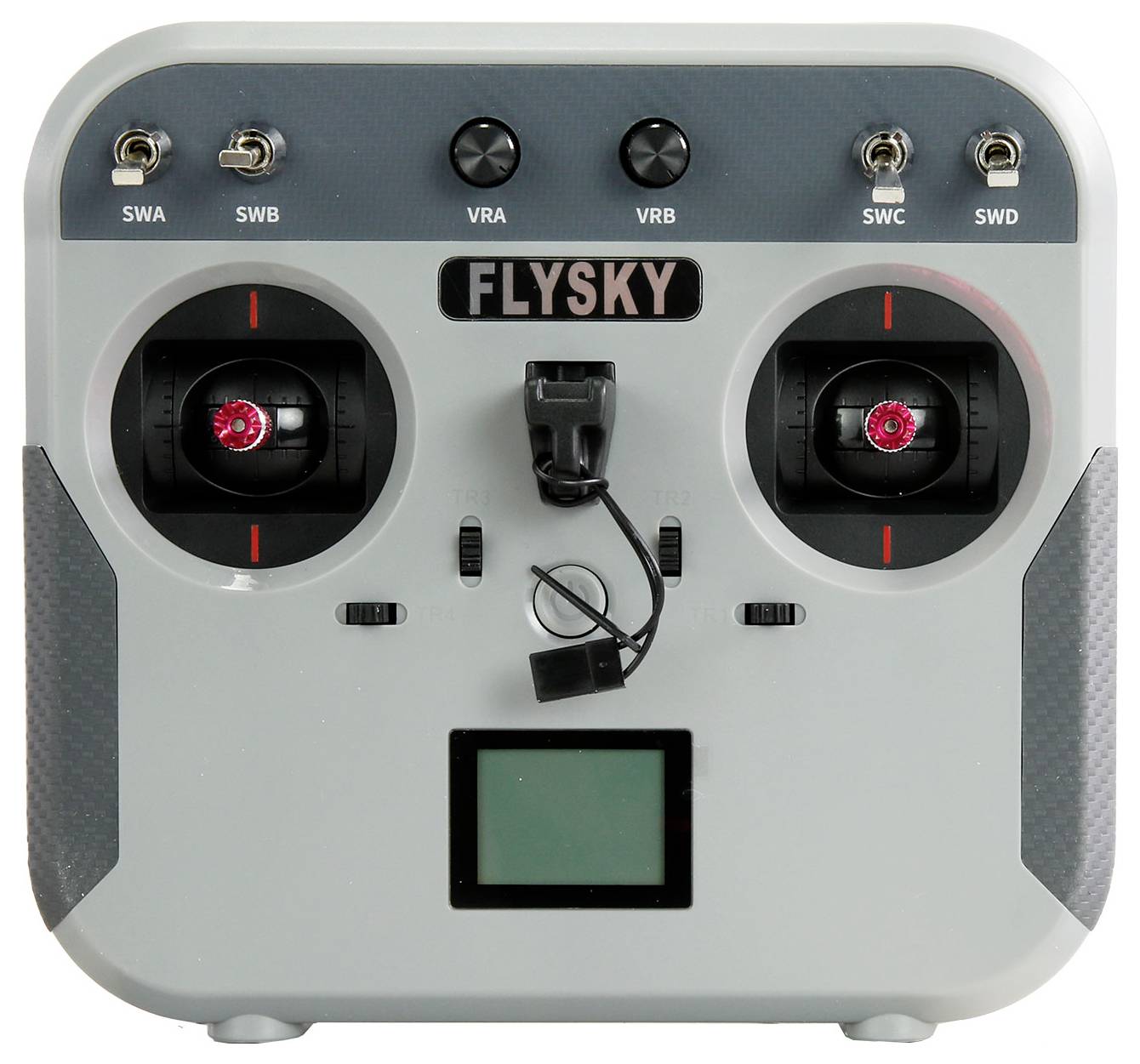 'Šedý diaľkový ovládač s dvoma joystickami, spínačmi hore a malou obrazovkou dole. Značka: Flysky.'
