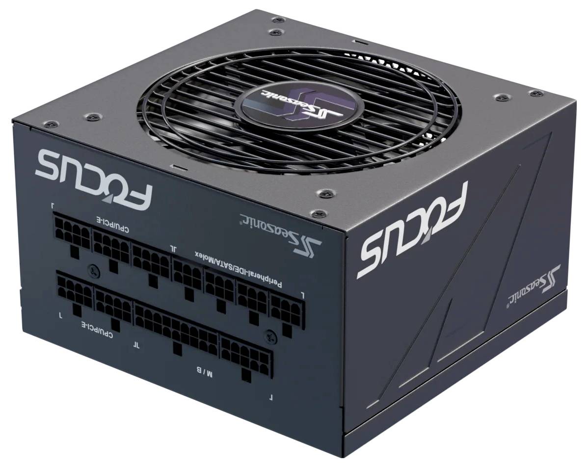 Čierno-sivý napájací zdroj pre počítač s ventilátorom; na viditeľnej strane je nápis 'FOCUS' a niekoľko káblových konektorov.