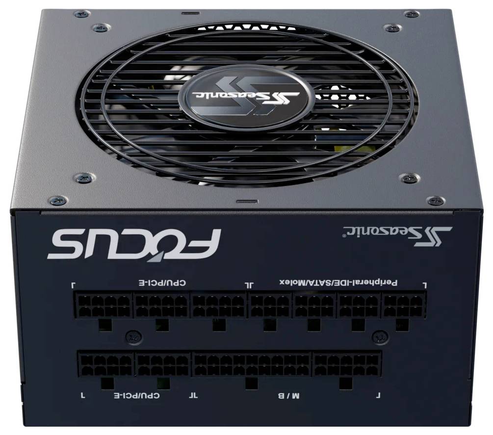Čierna napájacia jednotka s ventilátorom hore a niekoľkými portami vpredu. Značka 'Seasonic Focus'. Vhodná pre počítačové aplikácie.