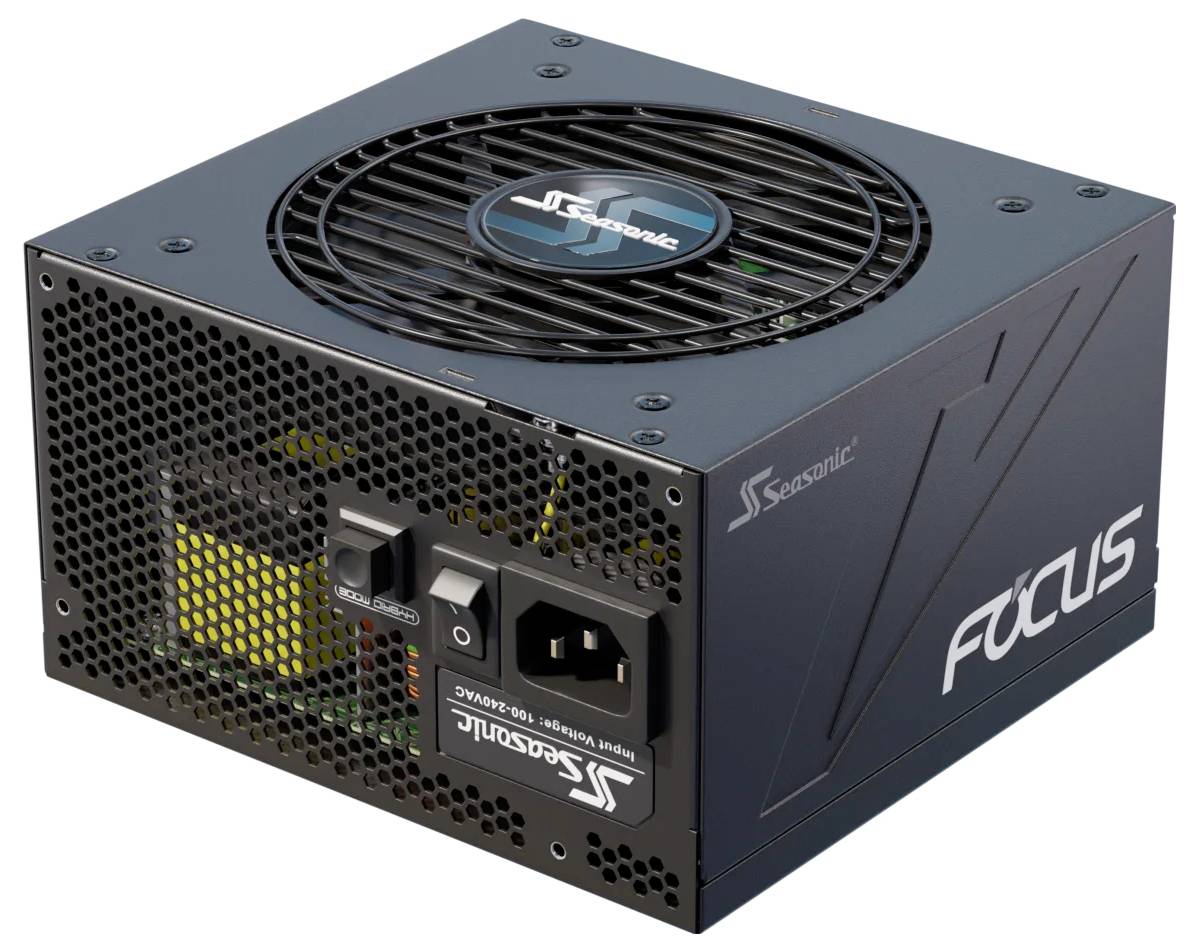 Čierna sieťová napájacia jednotka Seasonic Focus s ventilátorom hore a konektormi vpredu, vhodná pre počítačové systémy.