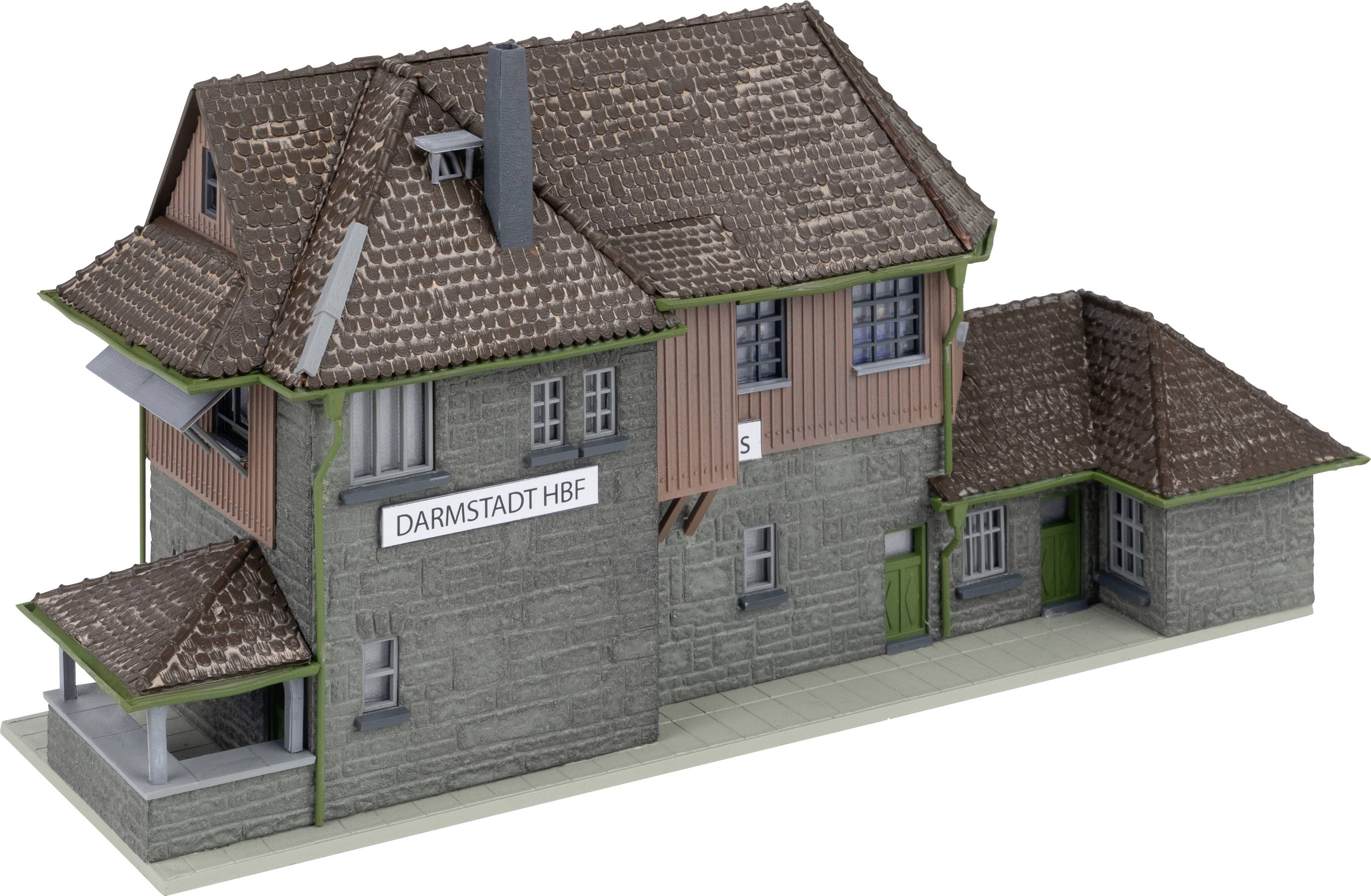 Model budovy železničnej stanice s nápisom 'Darmstadt Hbf'. Má detailne spracovanú strechu pokrytú škridlou a zelené okenice.