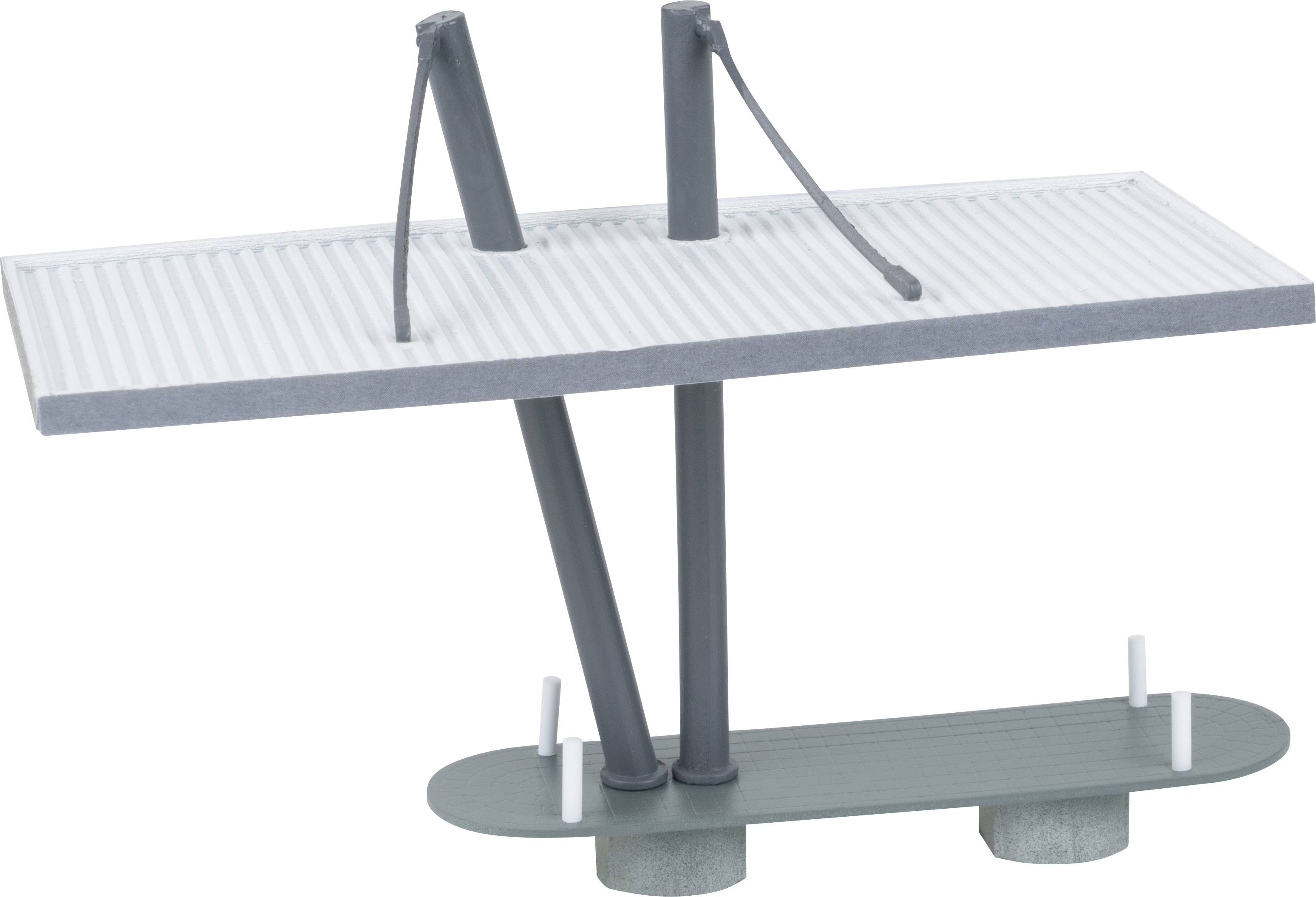 Model moderného skokového múrika s dvoma plošinami a stabilnými piliermi, minimalistický dizajn.