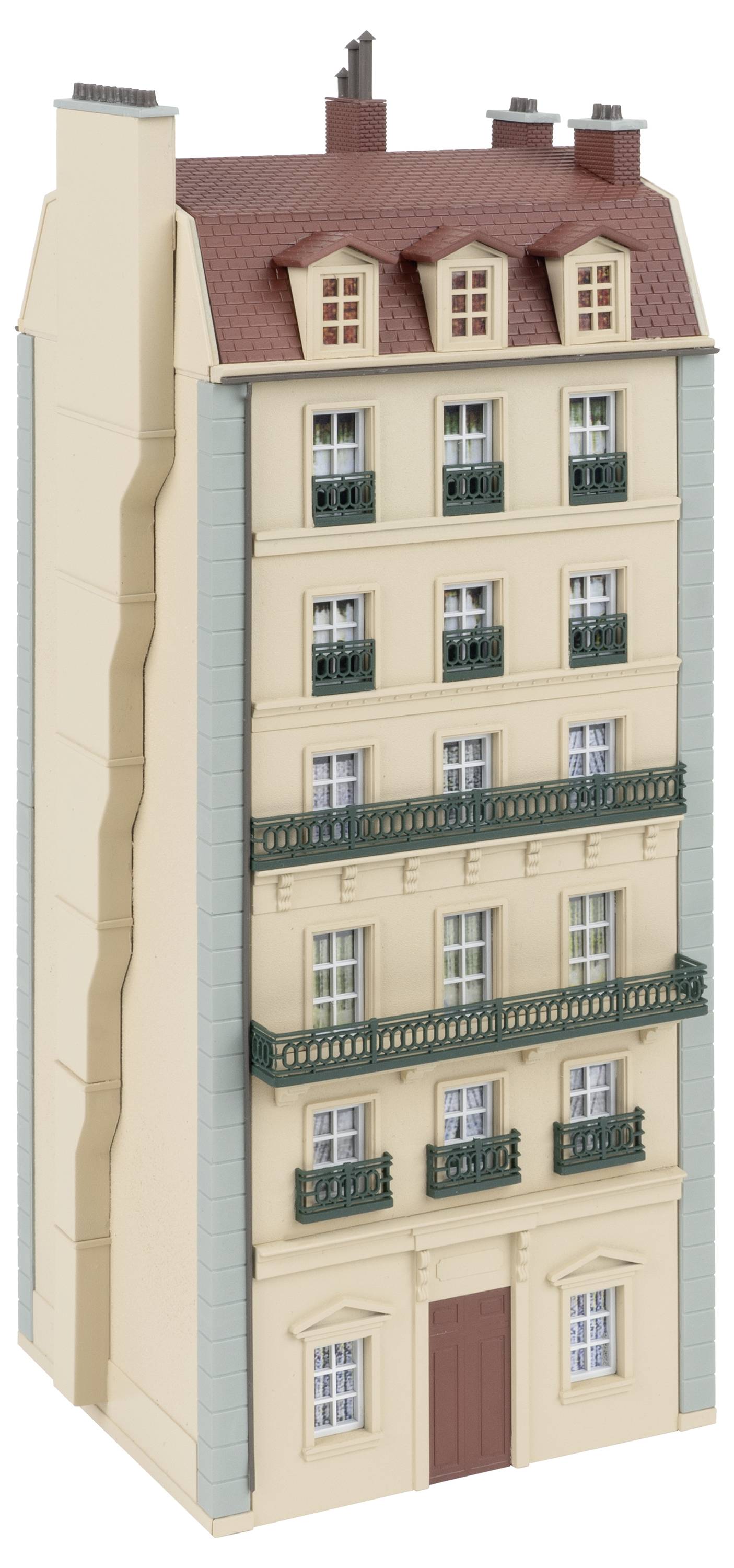 Model šesťposchodovej parížskej budovy s podkrovnými izbami a balkónmi. Budova má krémovú fasádu.