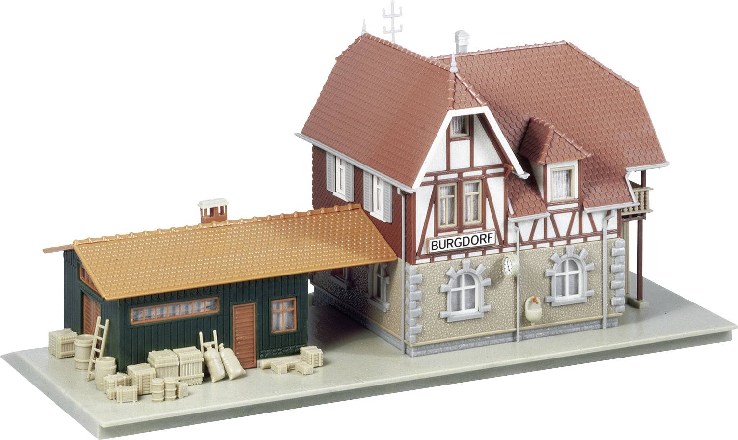 Miniaturový model hrázdeného domu s červenou strechou a priľahlou stodolou. Na viditeľnej cedulke je nápis 'Burgdorf'.