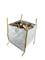 Veľký biely vrece naplnené malými drevenými štiepkami na bielom pozadí. Štyri žlté popruhy sú pripevnené v rohoch.
