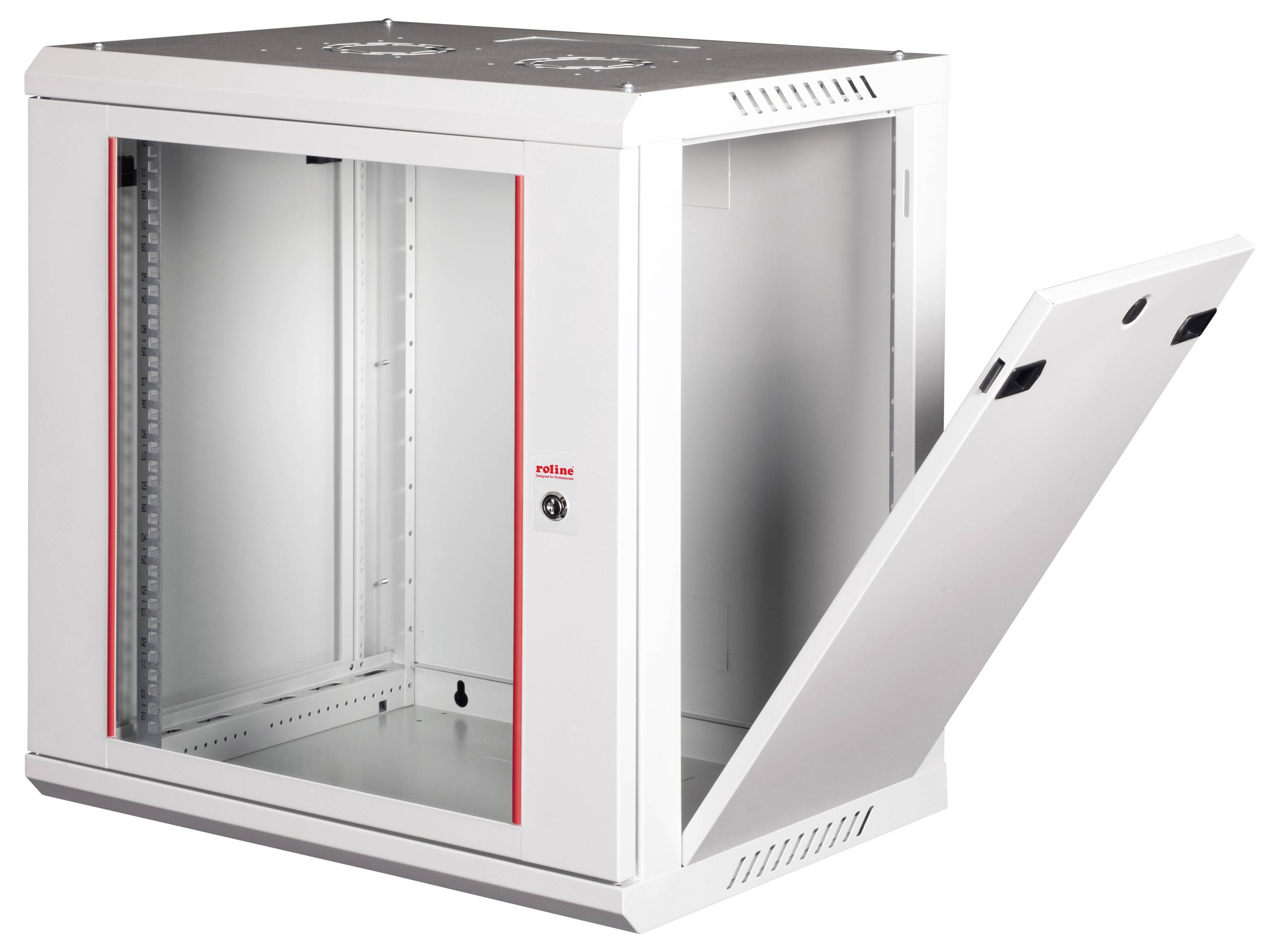 Biely kovový serverový rack s otvoreným bočným panelom, odhaľujúci vnútorný priestor pre elektronické zariadenia, na jednofarebnom pozadí.