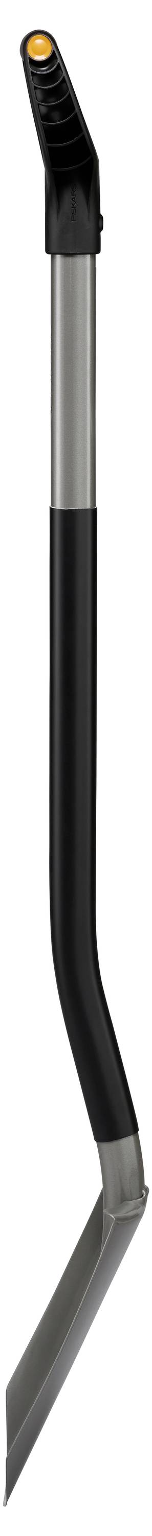 Dlhý, zakrivený záhradný nástroj s čiernou rukoväťou a striebornou čepeľou, ktorý sa používa na odstraňovanie buriny alebo úpravu okrajov.