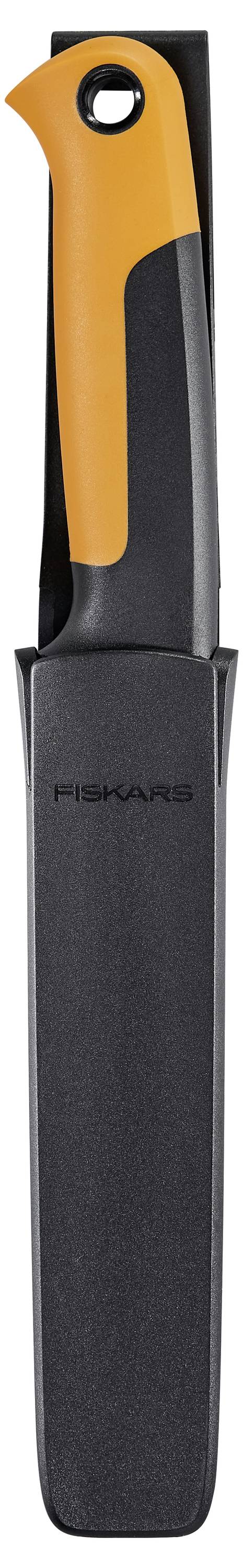 Čierny nôž značky Fiskars s oranžovou rukoväťou, uložený v čiernom plastovom obale.