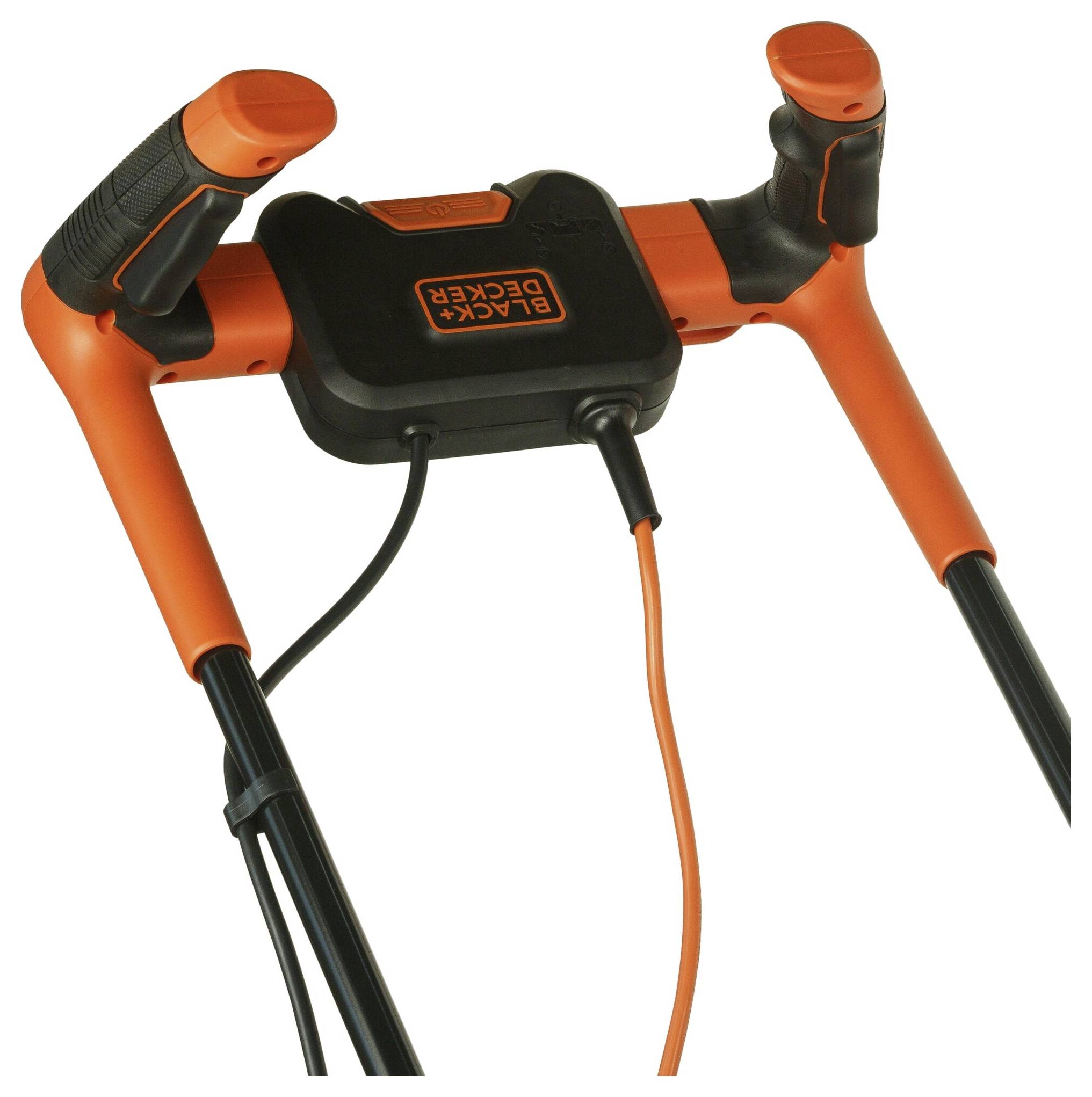 Oranžová rukoväť elektrického záhradného nástroja s čiernym káblom, s názvom značky 'BLACK+DECKER' v strednej časti prístroja.