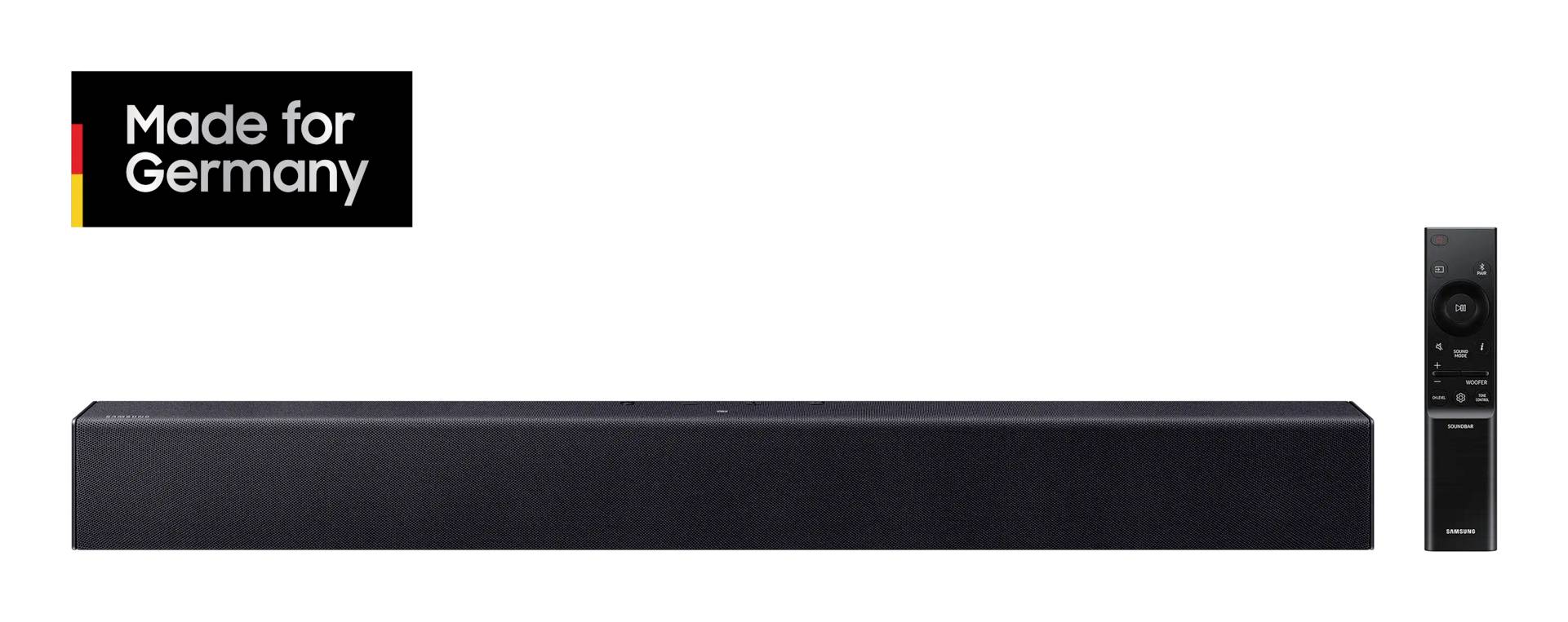 Čierna soundbar s diaľkovým ovládaním vedľa nej; logo 'Made for Germany' vľavo hore. Audio produkt prezentovaný pre nemecký trh.