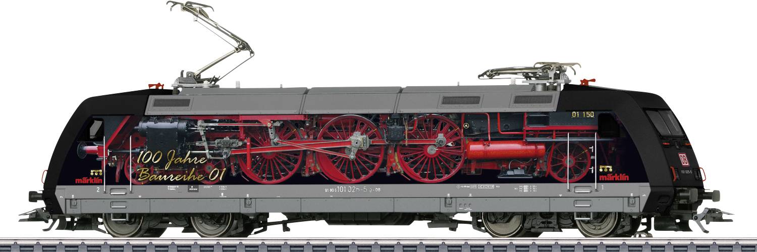 Model elektrickej lokomotivy s čiernym telom a červenými kolesami, s nápisom '100 rokov série 01'.