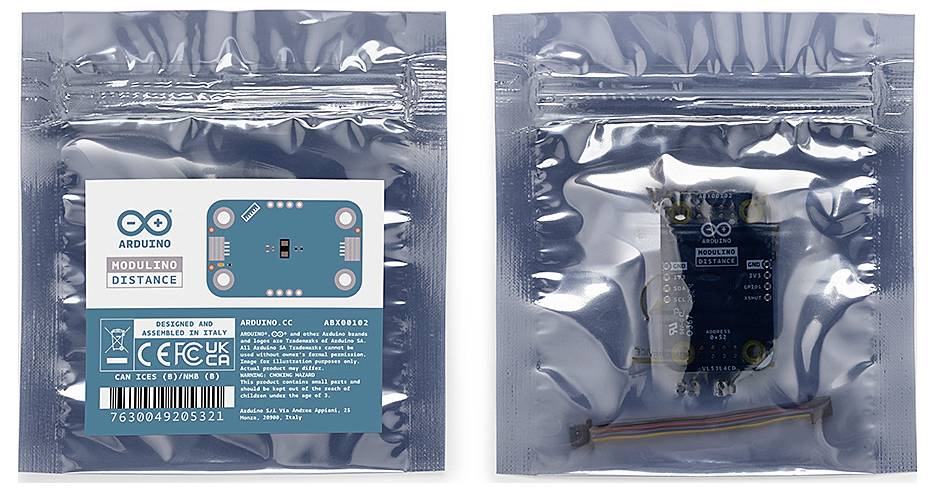 Dve strieborné obaly s modrým logom Arduino a textom 'Modulating Distance', obsahujúce elektronické komponenty a káble.