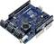 Doska Arduino Uno s rôznymi elektronickými komponentmi a konektormi.