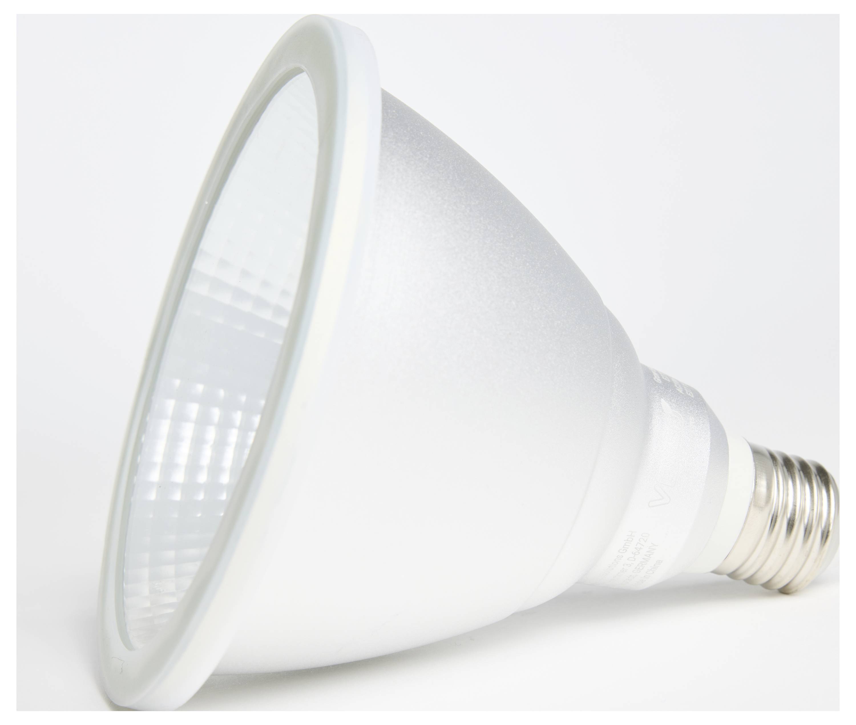 LED žiarovka v detailnom zábere so strieborným puzdrom a E27 skrutkovacím päticou. Ideálna pre energeticky efektívne osvetlenie.